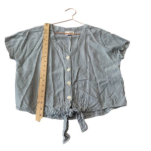 Universal thread gray striped v neck front tie top size large - Picture 5 of 6